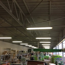 Kusters vogelwerende Netten onder buitendeel winkel AVEVE Oudenaarde