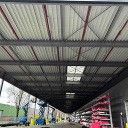 Kusters netten tegen vogeloverlast 8500 m2 netten onder luifels bij ALPHA Deurenfabriek te Didam