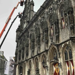 Kusters Nettenbedrijf Middelburg historisch stadhuis, Kusters vlamvertragende anti steenval netten voor de gevels van het stadhuis